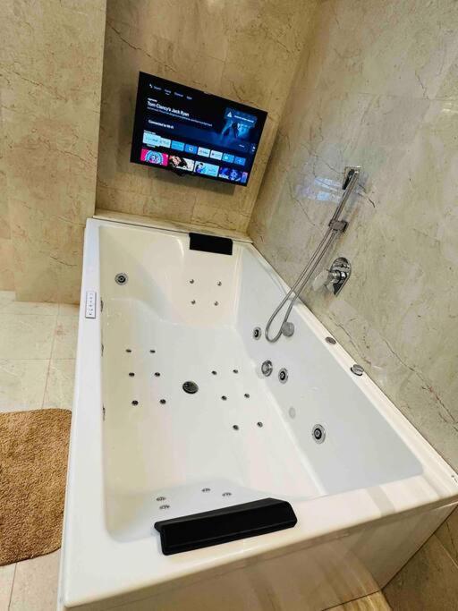White House Sky View Theatre Villa In Gachibowli المظهر الخارجي الصورة