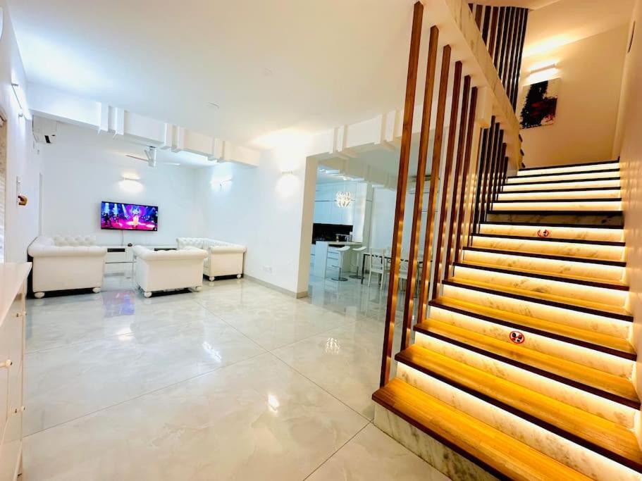White House Sky View Theatre Villa In Gachibowli المظهر الخارجي الصورة